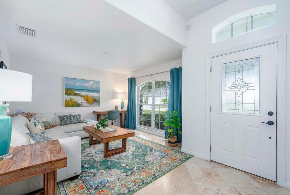 Echos Escape with Hot Tub and Tiki Bar Villa in Cape Coral