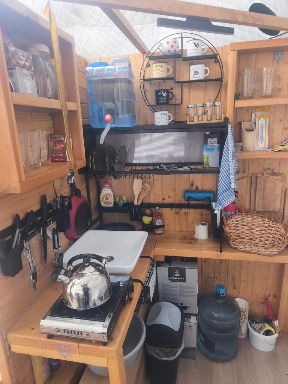 Coffee/tea facilities, Kitchen or kitchenette, stove