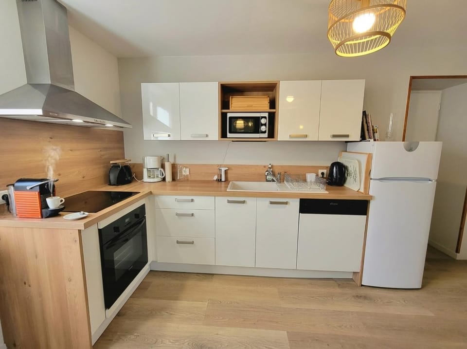Coffee/tea facilities, Kitchen or kitchenette, Dining area, dishwasher, oven, stove, toaster, kitchen