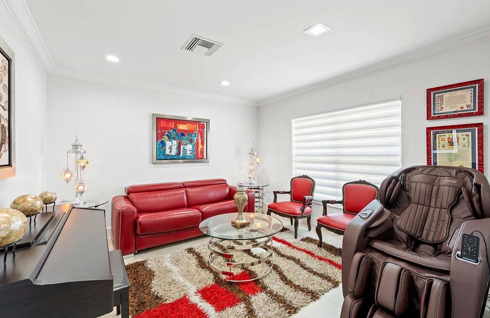 Endless Summer - 4 Bedroom with Gym and Jacuzzi Villa in Cape Coral
