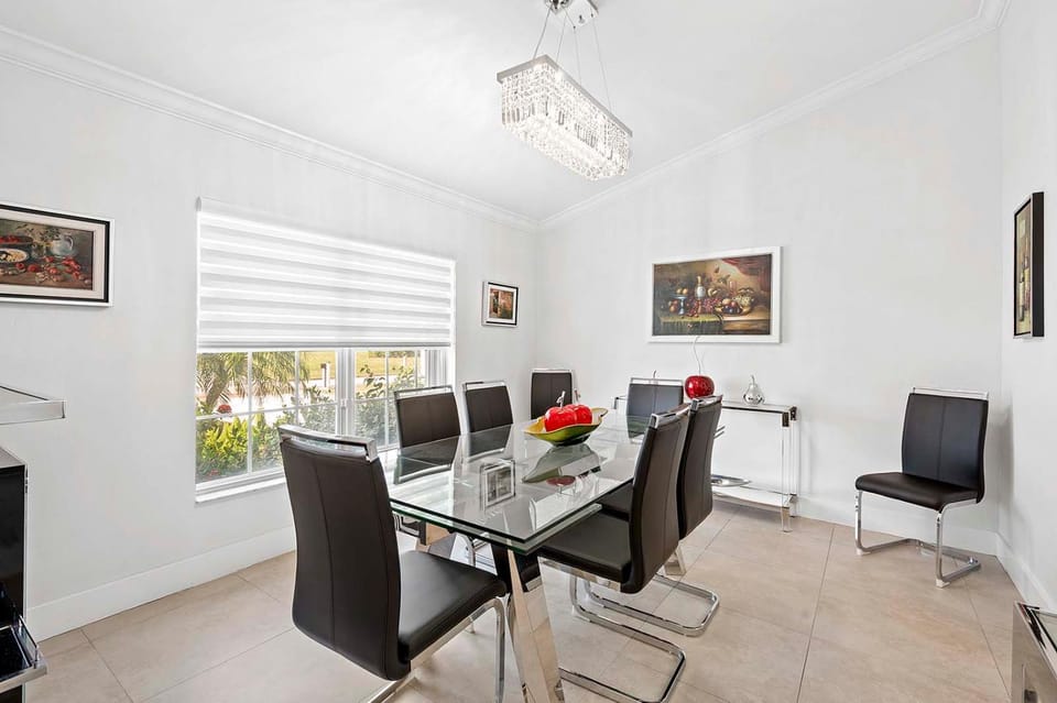 Endless Summer - 4 Bedroom with Gym and Jacuzzi Villa in Cape Coral