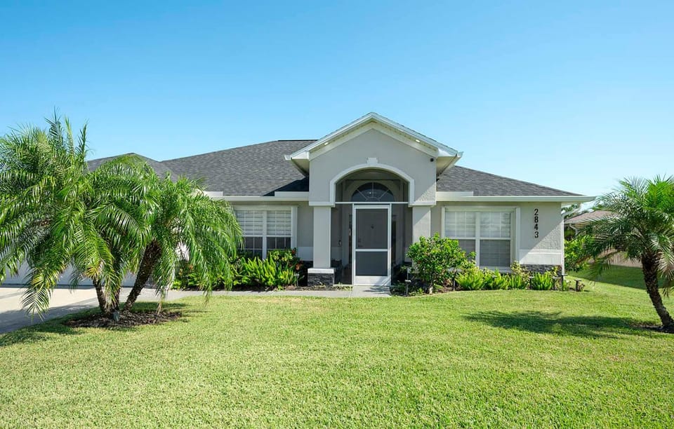 Endless Summer - 4 Bedroom with Gym and Jacuzzi Villa in Cape Coral