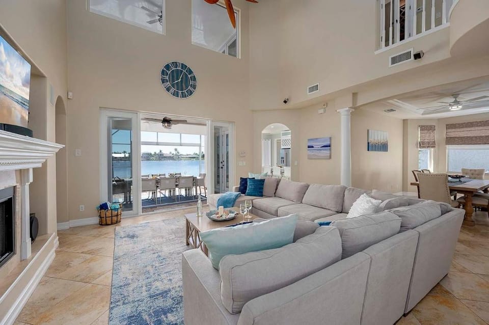 Luxury on Eight Lakes - Gulf Access & Pool table Villa in Cape Coral