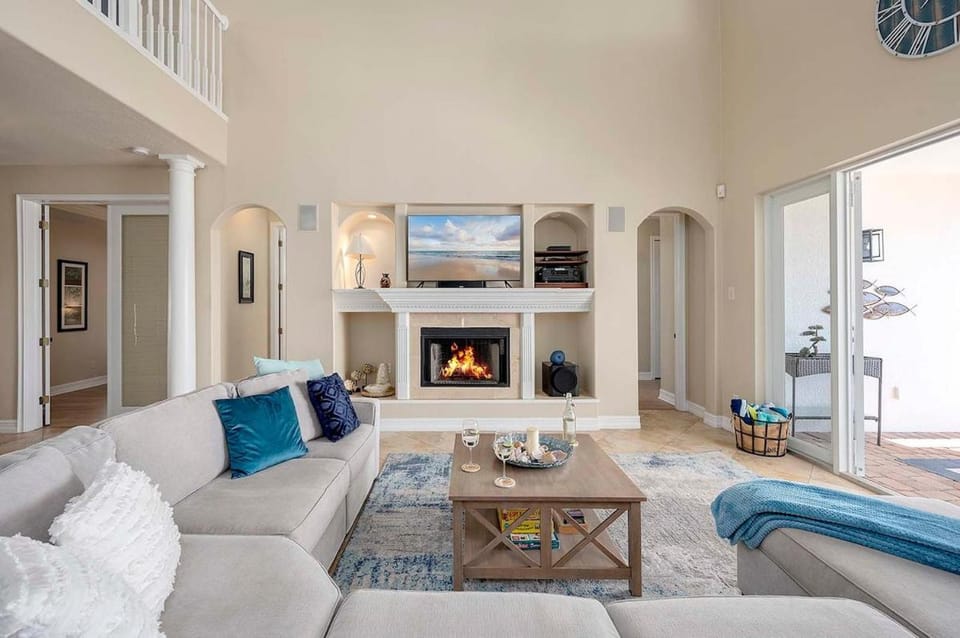 Luxury on Eight Lakes - Gulf Access & Pool table Villa in Cape Coral