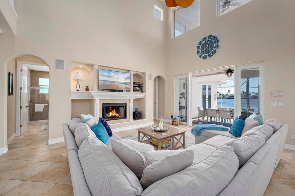 Luxury on Eight Lakes - Gulf Access & Pool table Villa in Cape Coral