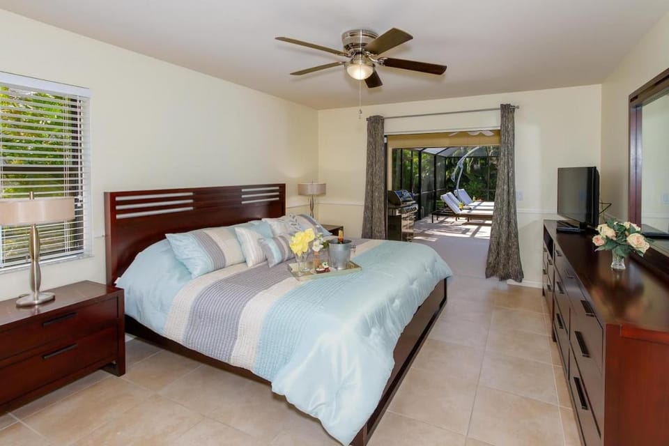 Ellen`s House-pool and Jacuzzi, Gulf access Villa in Cape Coral