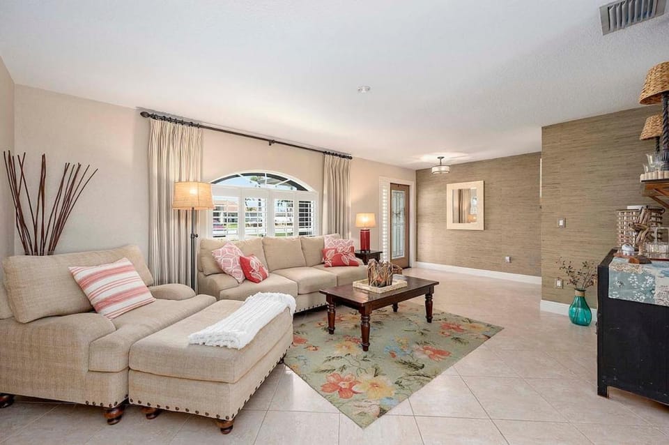 Feeling TipSea - Boat Dock - Living and Family Roo Villa in Cape Coral