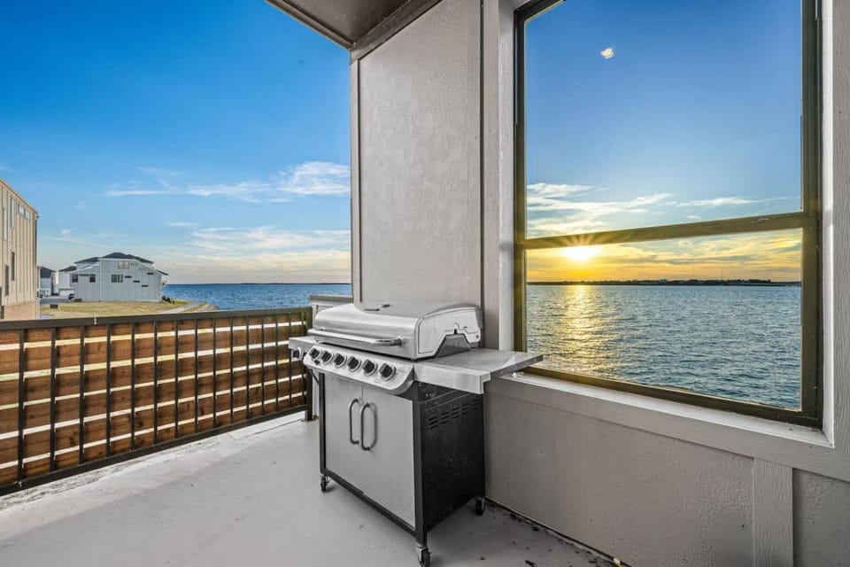 Lake Front Retreat in Rowlett House in Garland