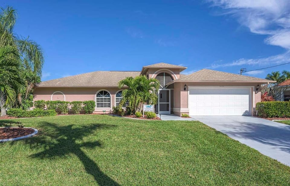 Fun in the Sun - Beautiful Waterfront Vacation Ho Villa in Cape Coral