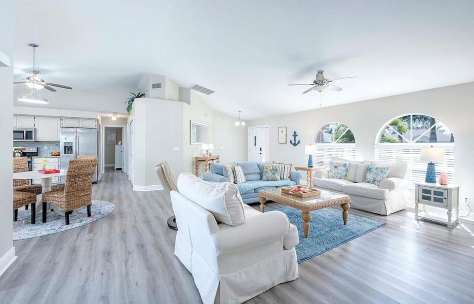 Fun in the Sun - Beautiful Waterfront Vacation Ho Villa in Cape Coral