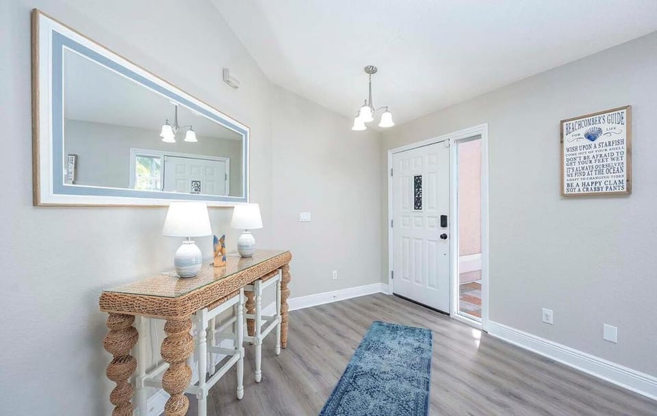 Fun in the Sun - Beautiful Waterfront Vacation Ho Villa in Cape Coral