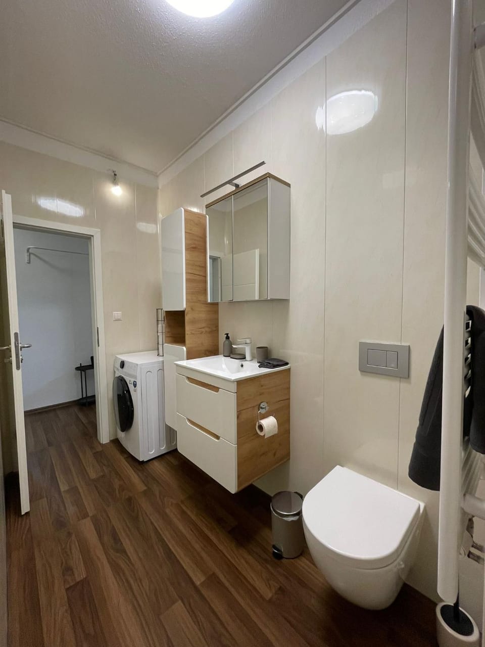 Toilet, Bathroom, towels, washing machine, dryer