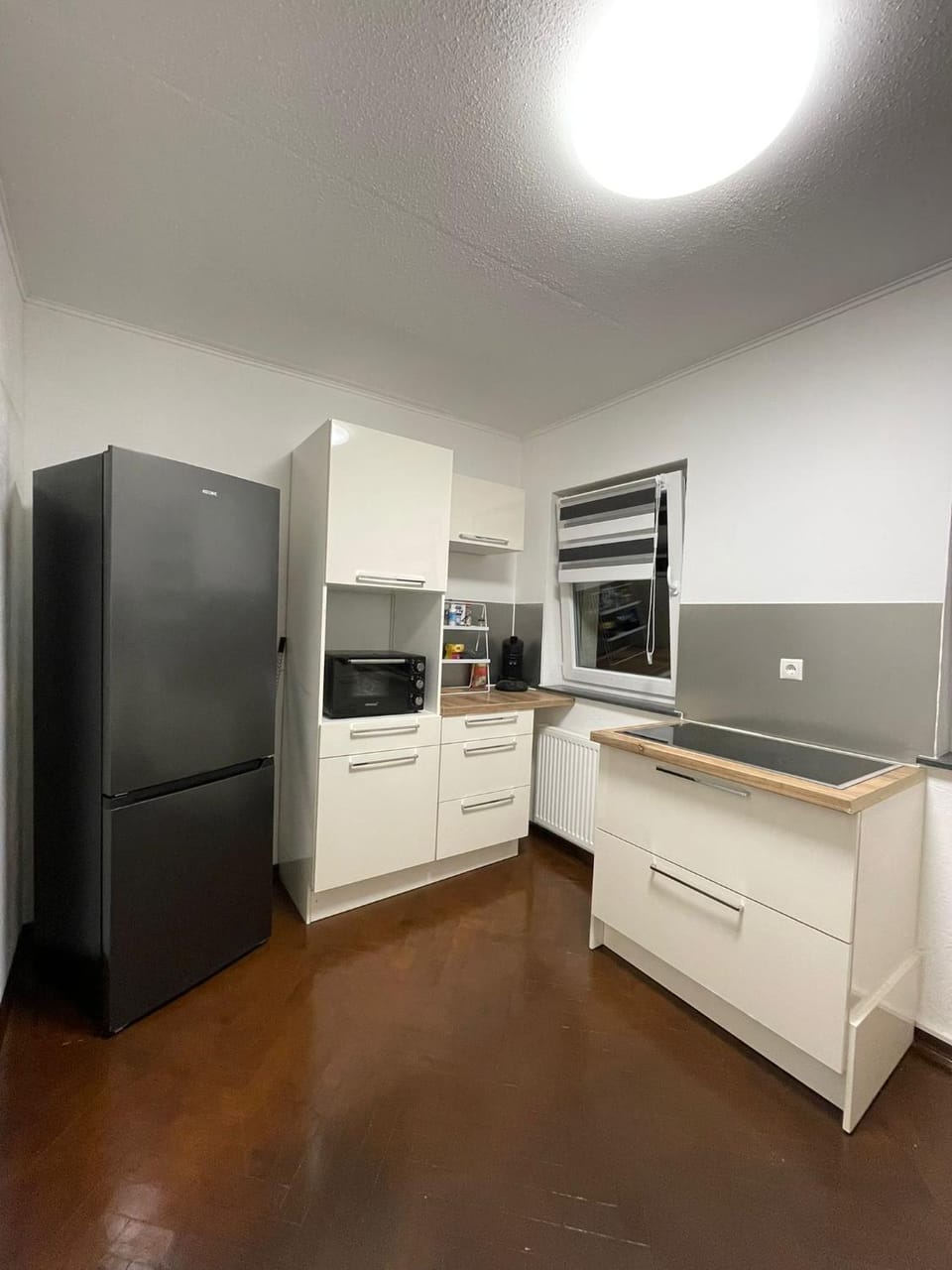 Kitchen or kitchenette, microwave, stove