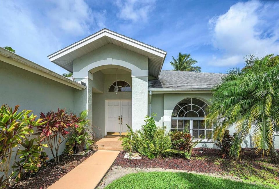 Hideaway 4 bedroom with den, 2 bathroom located on Villa in Cape Coral