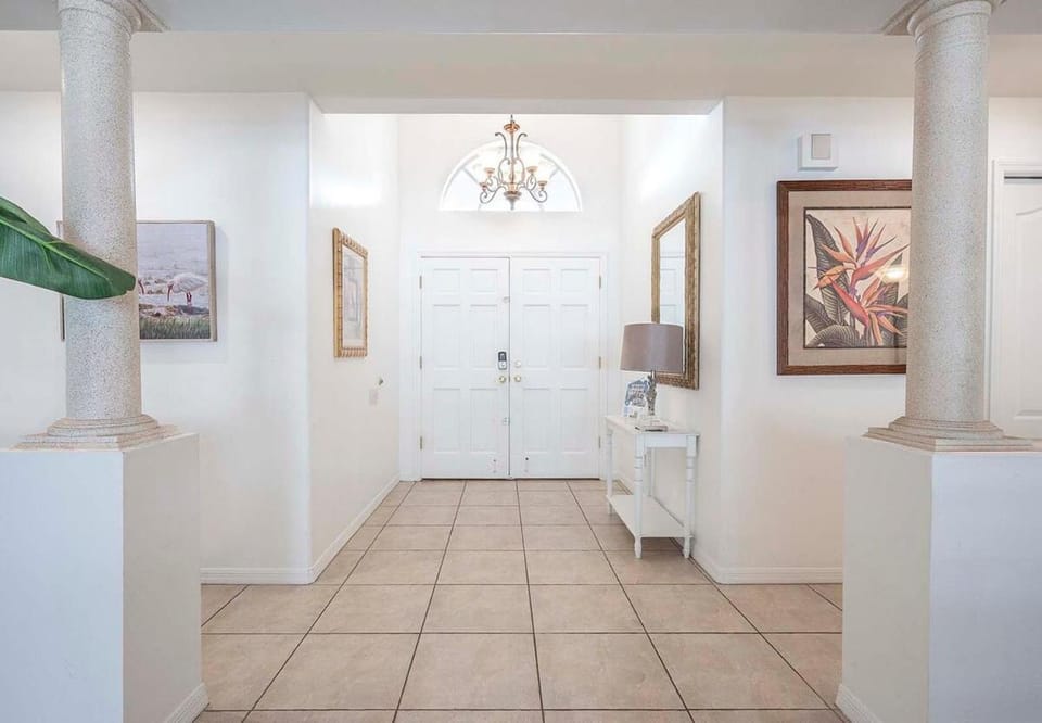 Hideaway 4 bedroom with den, 2 bathroom located on Villa in Cape Coral