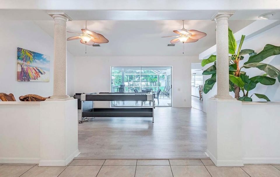 Hideaway 4 bedroom with den, 2 bathroom located on Villa in Cape Coral