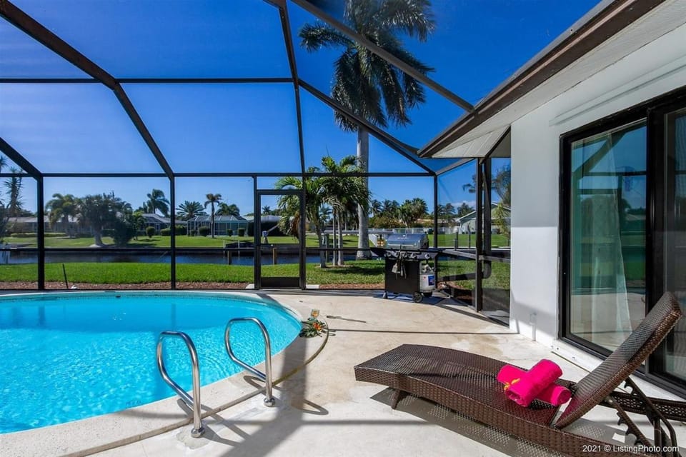 Hidden Gem-Walking Distance to Downtown Cape Coral Villa in Cape Coral