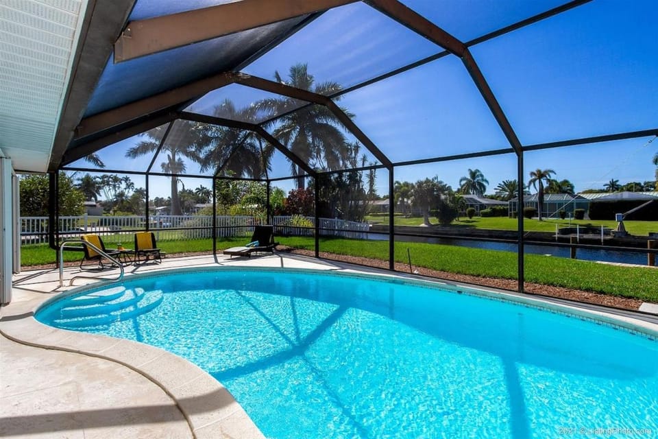 Hidden Gem-Walking Distance to Downtown Cape Coral Villa in Cape Coral