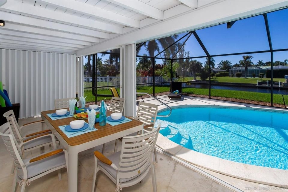 Hidden Gem-Walking Distance to Downtown Cape Coral Villa in Cape Coral