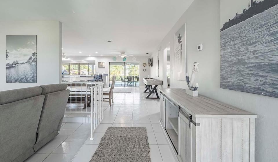Island Time-Gulf Access Pool Villa with 3 King Beds Villa in Cape Coral