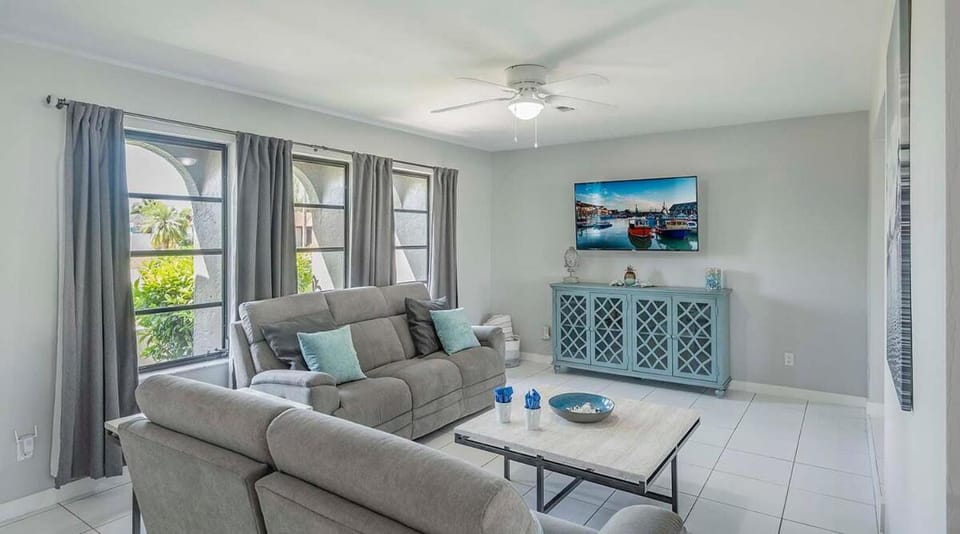 Island Time-Gulf Access Pool Villa with 3 King Beds Villa in Cape Coral