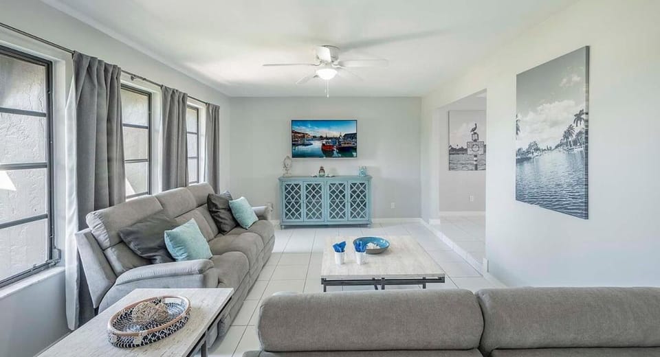Island Time-Gulf Access Pool Villa with 3 King Beds Villa in Cape Coral