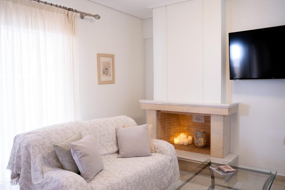 TV and multimedia, Living room, Seating area, fireplace
