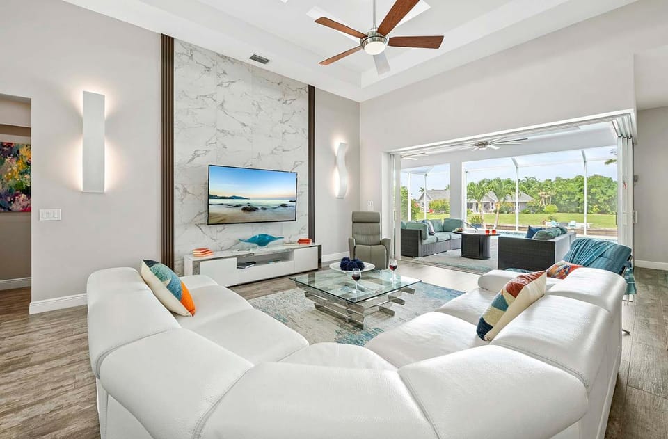Kokomo-Modern Home with Tiki Hut Villa in Cape Coral