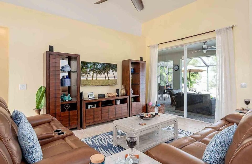 Kings Castle 3BR with Bikes & Boat Dock Access Villa in Cape Coral