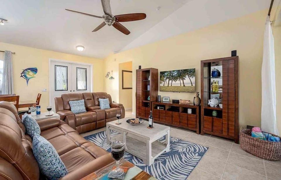 Kings Castle 3BR with Bikes & Boat Dock Access Villa in Cape Coral