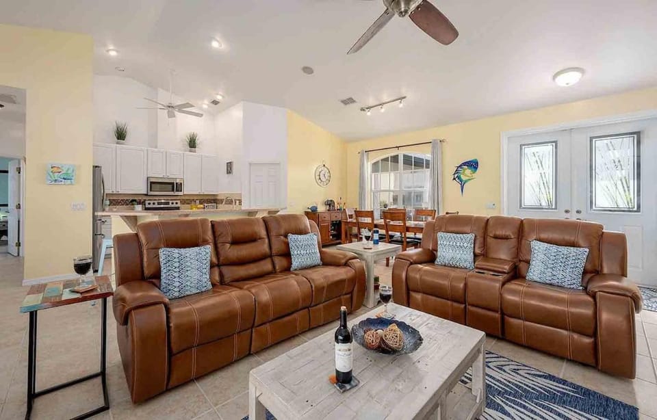 Kings Castle 3BR with Bikes & Boat Dock Access Villa in Cape Coral
