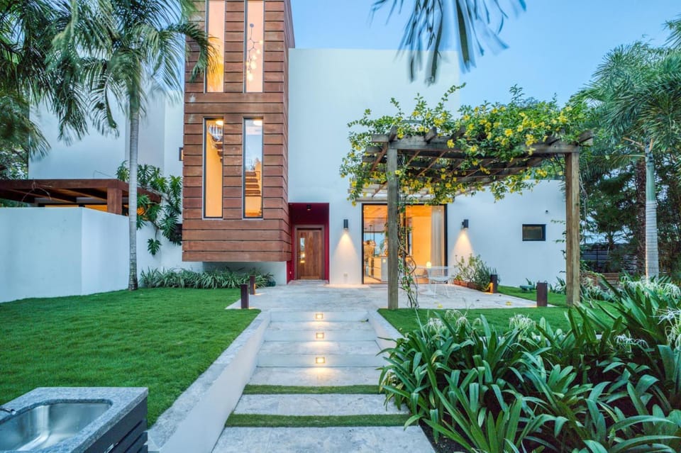 The Beach House - Upscale 5-bed Beachfront Villa w pool pier ocean views Villa in Stann Creek District