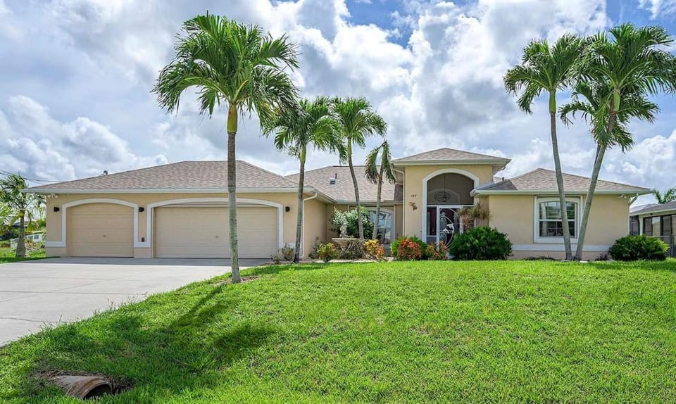 Laguana - Heated Salt Water Pool and Pool Table Villa in Cape Coral