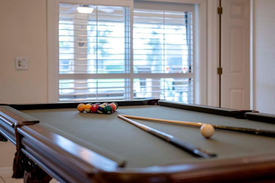 Laguana - Heated Salt Water Pool and Pool Table Villa in Cape Coral