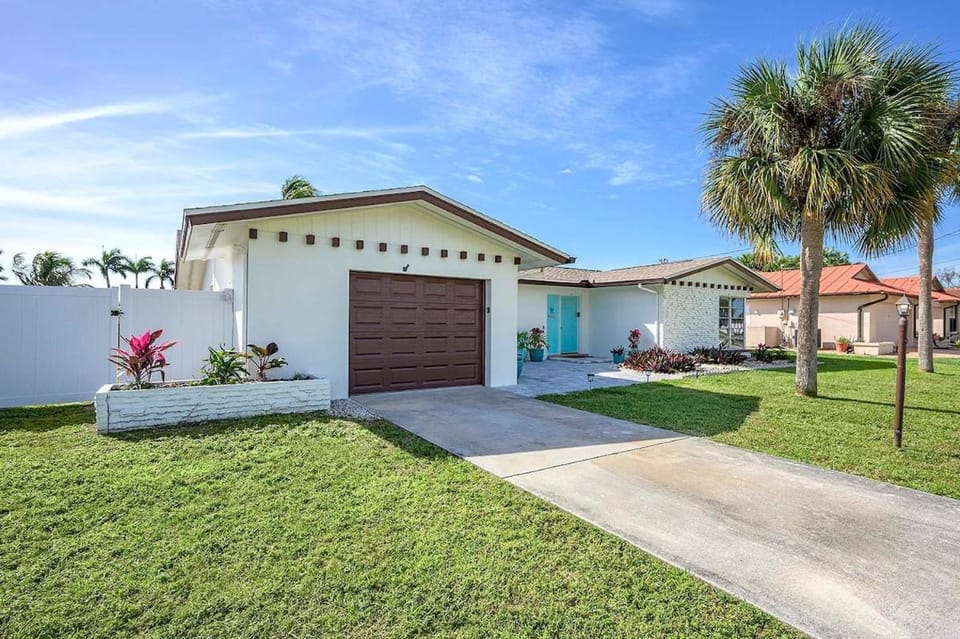 Lovers Key - Waterfront Stunner, Walk to Town! Villa in Cape Coral