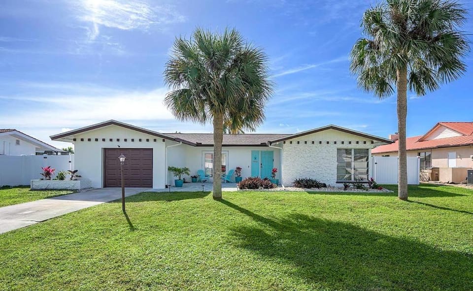 Lovers Key - Waterfront Stunner, Walk to Town! Villa in Cape Coral