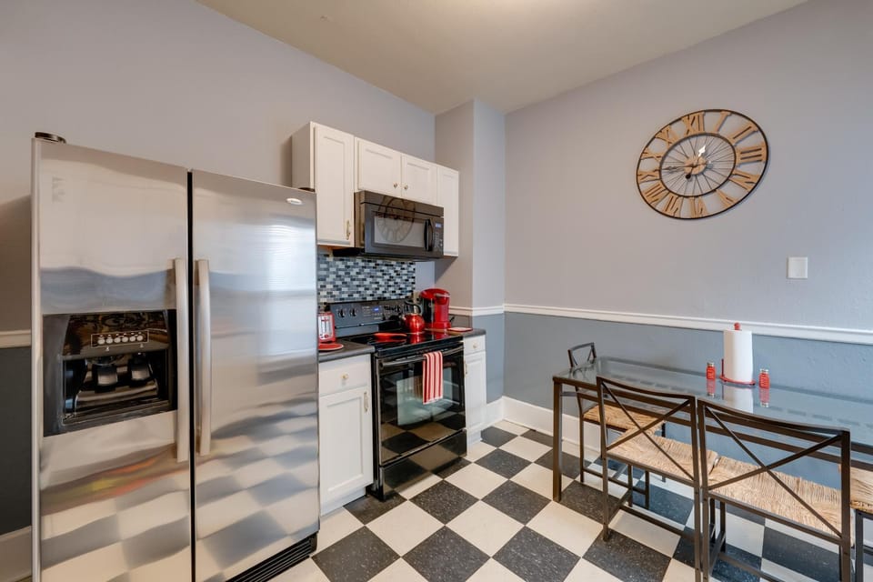 Walkable Racine Retreat! 1 Mi to Lake Michigan Apartment in Racine