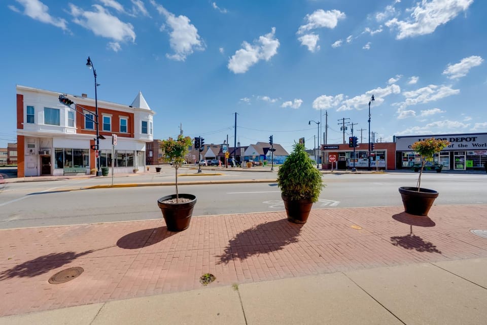 Walkable Racine Retreat! 1 Mi to Lake Michigan Apartment in Racine