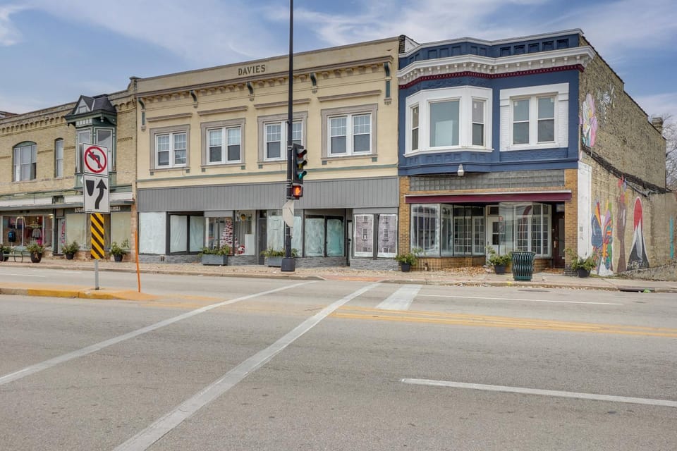1 Mi to Lake Michigan! Urban Racine Apartment Apartment in Racine