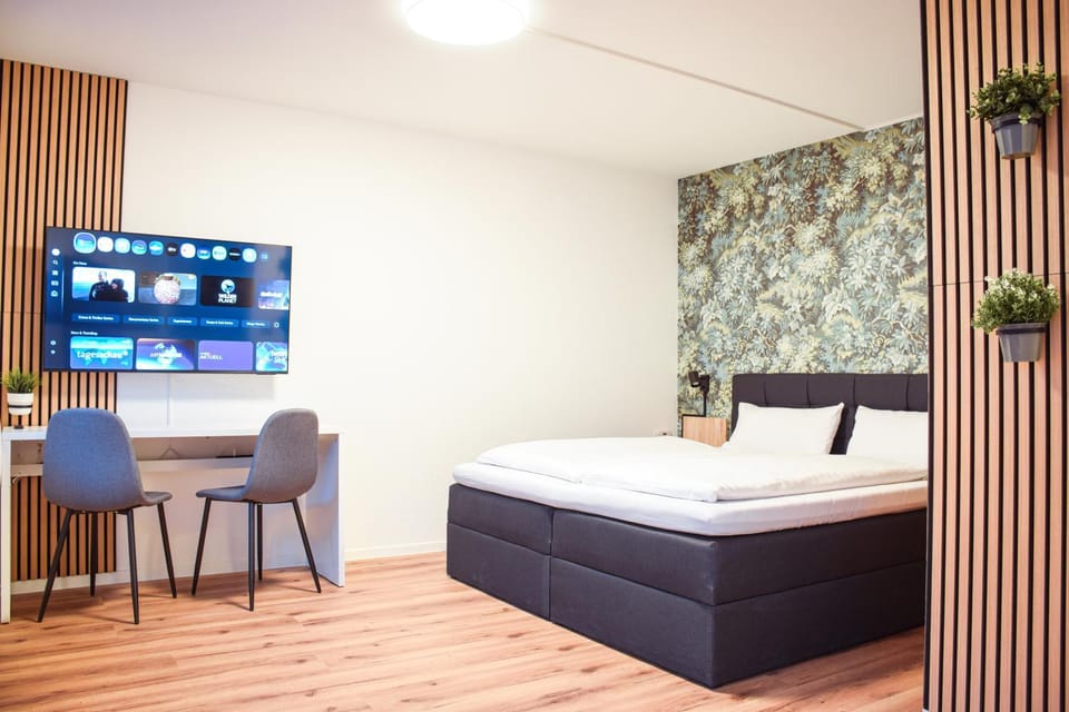 Bed, TV and multimedia, Living room, Decorative detail, Dining area, Bedroom, internet