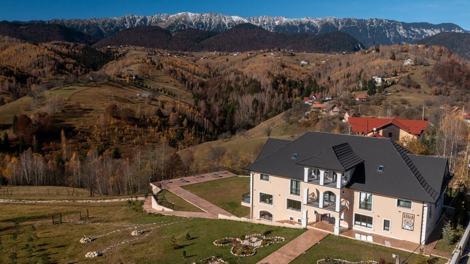 Property building, Day, Natural landscape, Bird's eye view, Garden, Mountain view