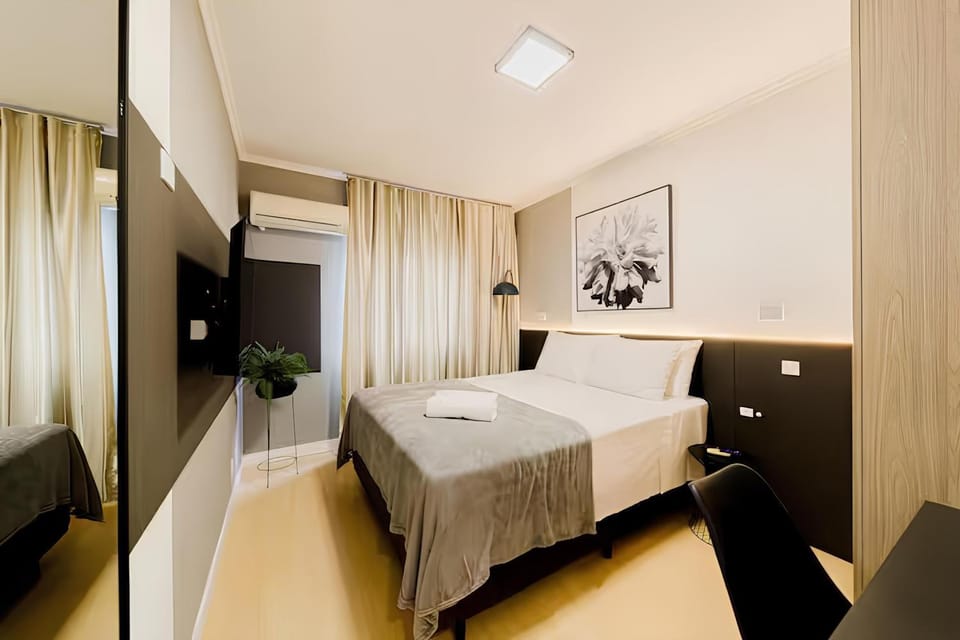 Bed, Photo of the whole room, Seating area, Bedroom, air conditioner