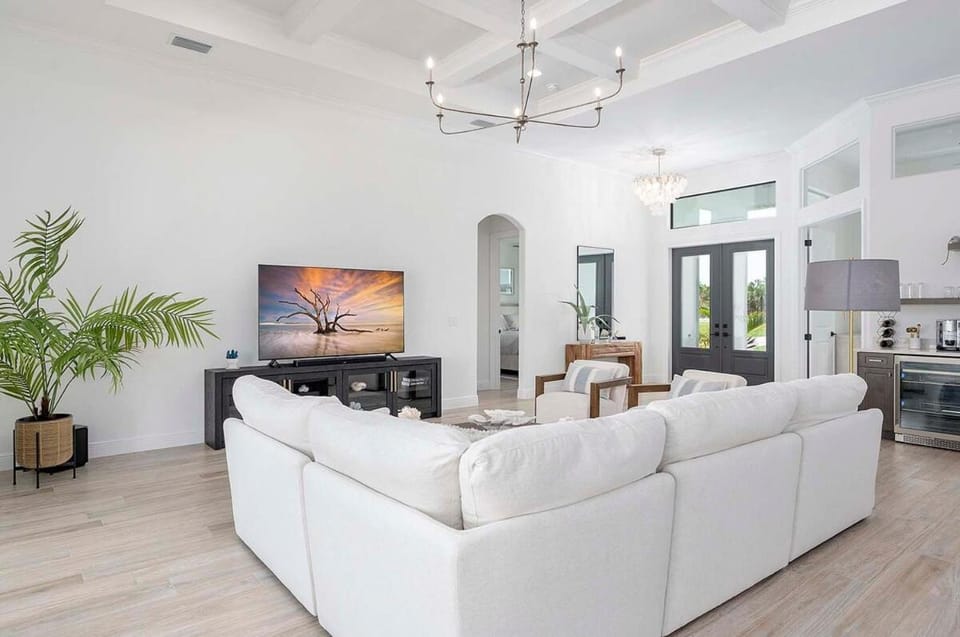 My Kinda Party - Luxury Rental in Walking Distance to Cape Harbor Villa in Cape Coral