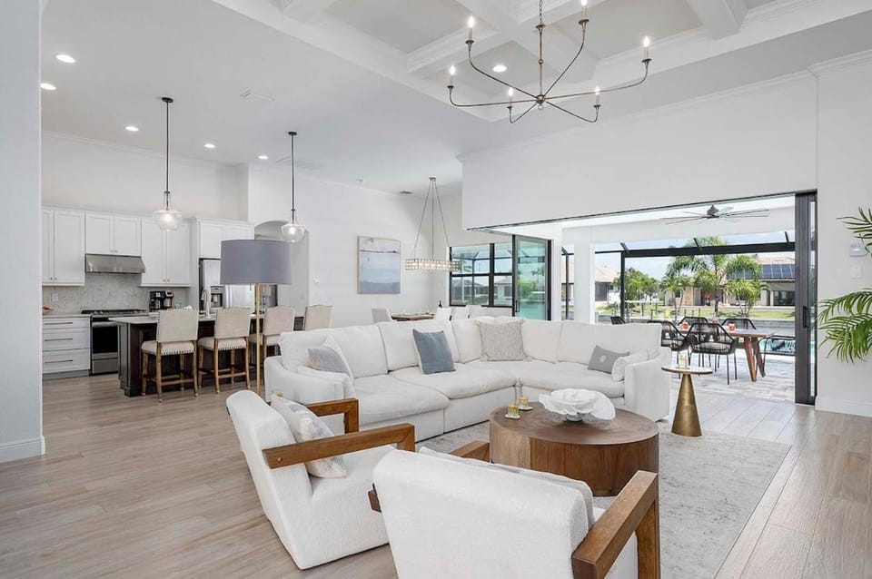 My Kinda Party - Luxury Rental in Walking Distance to Cape Harbor Villa in Cape Coral