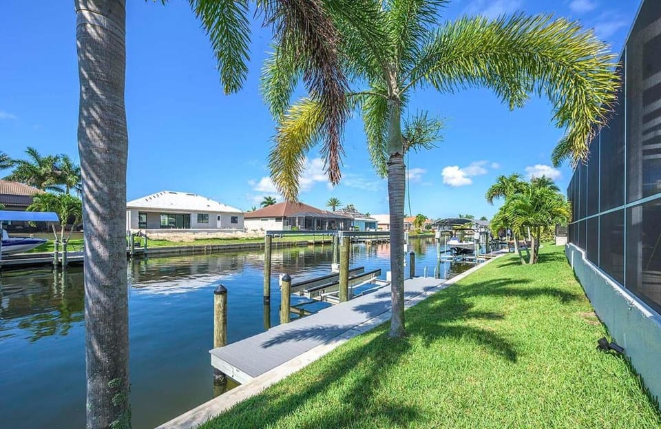 My Happy Place- Beautiful Waterfront Vacation Home Villa in Cape Coral