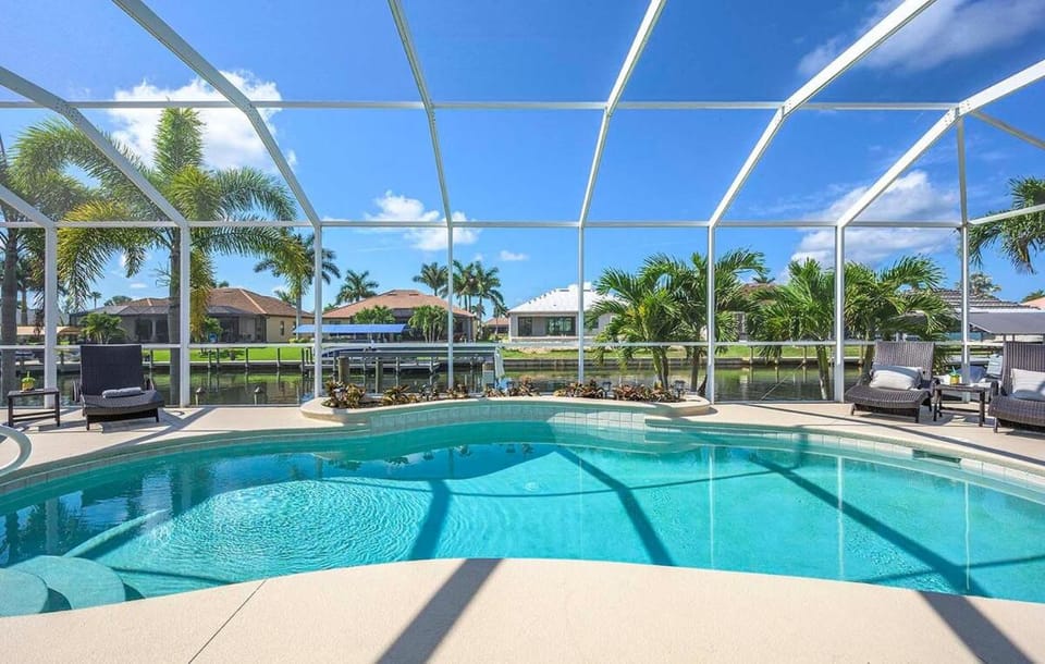 My Happy Place- Beautiful Waterfront Vacation Home Villa in Cape Coral
