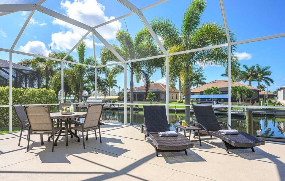 My Happy Place- Beautiful Waterfront Vacation Home Villa in Cape Coral