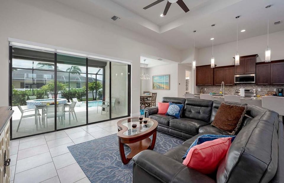 Margarita Ville - with Pool, Jacuzzi & Salt Water Villa in Cape Coral