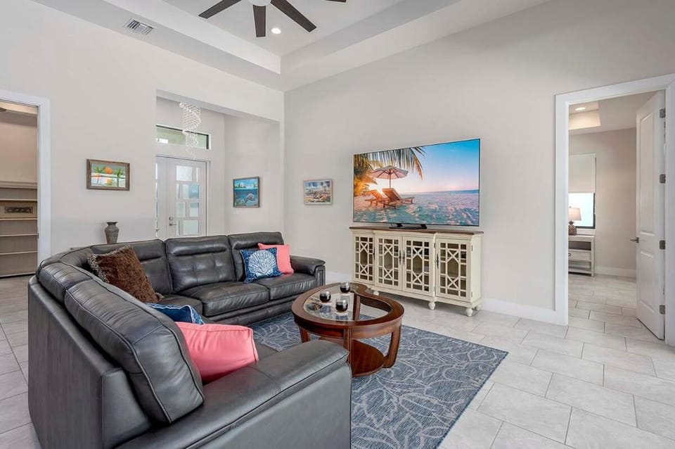 Margarita Ville - with Pool, Jacuzzi & Salt Water Villa in Cape Coral