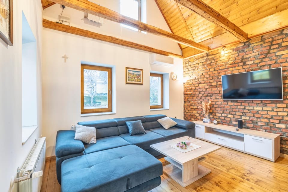 TV and multimedia, Living room, Seating area, Evening entertainment